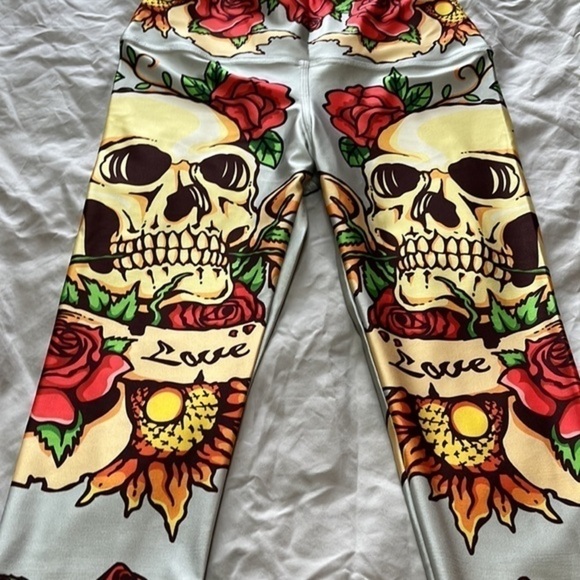 2/$25 Pineapple Clothing skull leggings size large - Picture 6 of 6